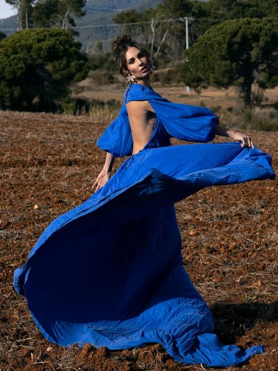 modelo con vestido azul al viento